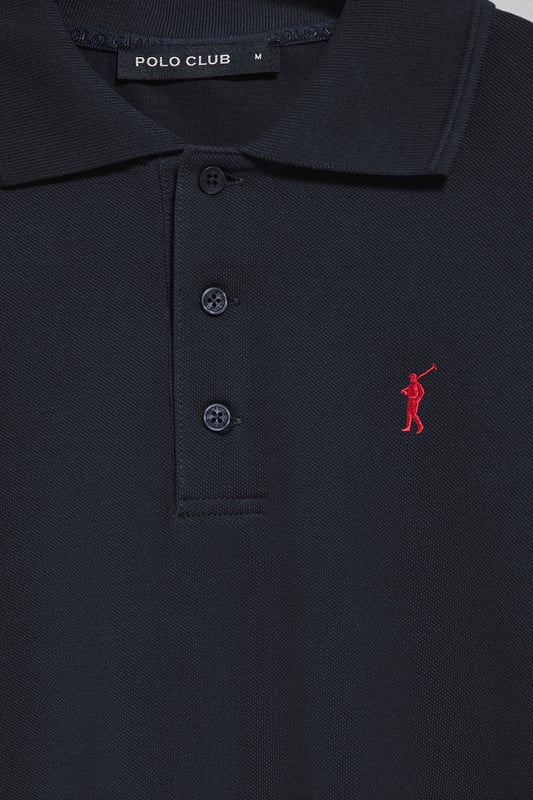 Unser klassisches Langarm-Poloshirt für Herren aus Baumwoll-Piqué zeichnet sich durch seine hohe Qualität und eine neue verbesserte Passform aus. Die gerippten Bündchen mit Reliefstäbchen an Kragen und Manschetten sorgen für einen optimalen Sitz. Die kleinen verstärkten Seitenschlitze und das marineblaue Nahtband mit Logo am Kragen garantieren Widerstandsfähigkeit und Stil. Der Drei-Knopf-Kragen verfügt über ein Kragenstäbchen an der Hinterseite, das ihn dezent aufrecht hält. Die unverwechselbare Rigby Go-Stickerei in Kontrastfarbe auf der Brust ist das i-Tüpfelchen, das dieses Poloshirt zu einem Must-Have in Ihrer Garderobe macht.