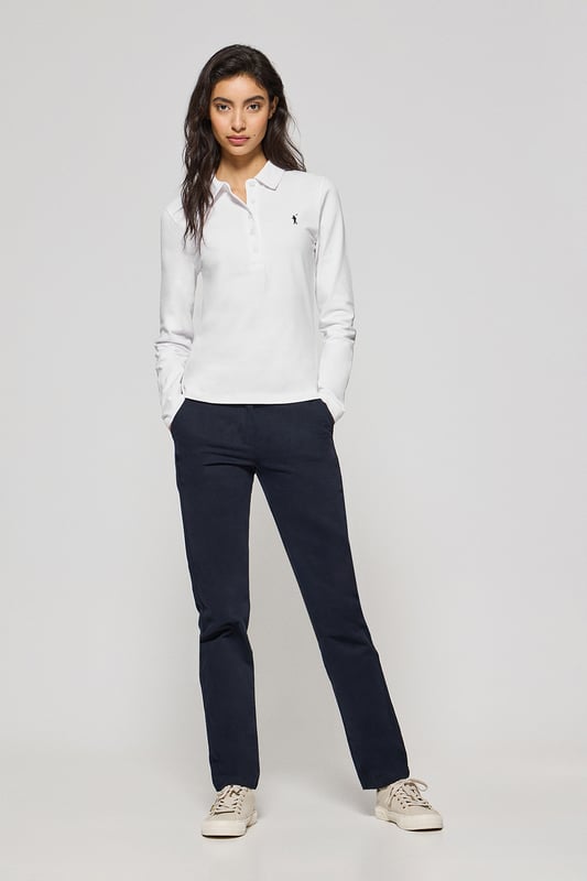 Langärmliges Damen-Poloshirt im Slim Fit aus Baumwollpiqué und Elasthan. Unser Poloshirt Pryanka hat eine frontale Knopfleiste mit fünf Perlmuttknöpfen, die farblich auf das Shirt abgestimmt sind. Kragen und Ärmelbündchen aus Baumwollpiqué für einen femininen, modernen Look. Kleine Öffnungen an den Enden der seitlichen Nähte. Rigby Go Stickerei auf der Brust und personalisierte Nahtbänder.