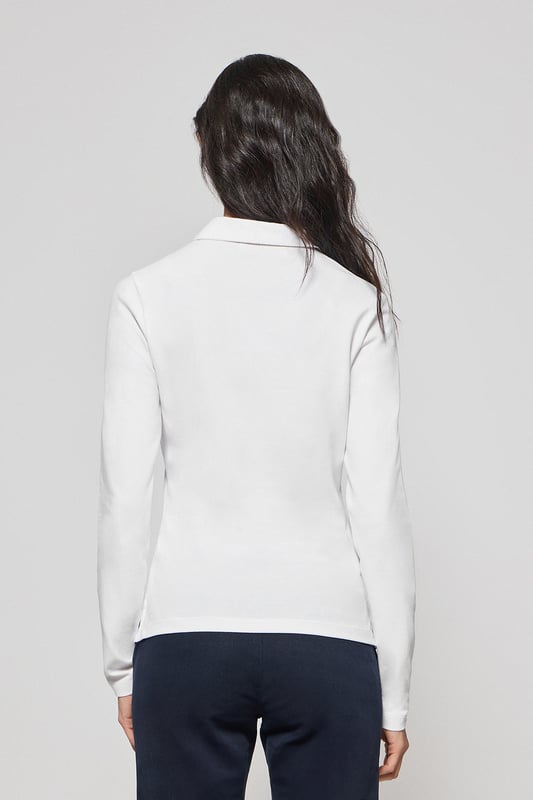 Langärmliges Damen-Poloshirt im Slim Fit aus Baumwollpiqué und Elasthan. Unser Poloshirt Pryanka hat eine frontale Knopfleiste mit fünf Perlmuttknöpfen, die farblich auf das Shirt abgestimmt sind. Kragen und Ärmelbündchen aus Baumwollpiqué für einen femininen, modernen Look. Kleine Öffnungen an den Enden der seitlichen Nähte. Rigby Go Stickerei auf der Brust und personalisierte Nahtbänder.