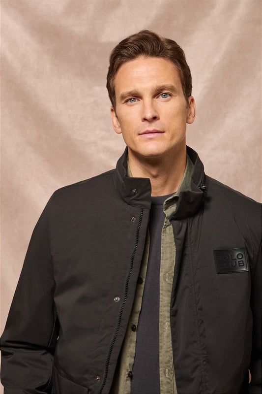 Der leichte Herrenparka Chelsea ist auf Funktionalität und Stil ausgelegt und kombiniert modernes Design mit klassischen Details. Die verdeckte Kapuze am Kragen sorgt für Vielseitigkeit und bietet bei Bedarf Schutz. Er verfügt über zwei aufgesetzte Taschen und eine verdeckte Brusttasche mit Reißverschluss. Der Hauptreißverschluss wird von einer Knopfleiste aus dem Hauptgewebe abgedeckt, die mit Druckknöpfen geschlossen wird und zusätzlichen Schutz vor Wind bietet. An der Innenseite befinden sich zwei Stopper an der Taille, mit denen Sie das Kleidungsstück nach Ihren Wünschen anpassen können. Details wie Zipper, Gummizüge und Stopper mit Logo sowie ein gummierter Aufnäher aus Twill mit dem Polo Club Logo auf der Brust verleihen dem Kleidungsstück eine exklusive und persönliche Note. Ideal für den modernen Mann, der ein leichtes, funktionelles Kleidungsstück mit einem Hauch von Raffinesse sucht.