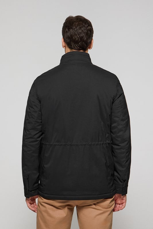Der leichte Herrenparka Chelsea ist auf Funktionalität und Stil ausgelegt und kombiniert modernes Design mit klassischen Details. Die verdeckte Kapuze am Kragen sorgt für Vielseitigkeit und bietet bei Bedarf Schutz. Er verfügt über zwei aufgesetzte Taschen und eine verdeckte Brusttasche mit Reißverschluss. Der Hauptreißverschluss wird von einer Knopfleiste aus dem Hauptgewebe abgedeckt, die mit Druckknöpfen geschlossen wird und zusätzlichen Schutz vor Wind bietet. An der Innenseite befinden sich zwei Stopper an der Taille, mit denen Sie das Kleidungsstück nach Ihren Wünschen anpassen können. Details wie Zipper, Gummizüge und Stopper mit Logo sowie ein gummierter Aufnäher aus Twill mit dem Polo Club Logo auf der Brust verleihen dem Kleidungsstück eine exklusive und persönliche Note. Ideal für den modernen Mann, der ein leichtes, funktionelles Kleidungsstück mit einem Hauch von Raffinesse sucht.