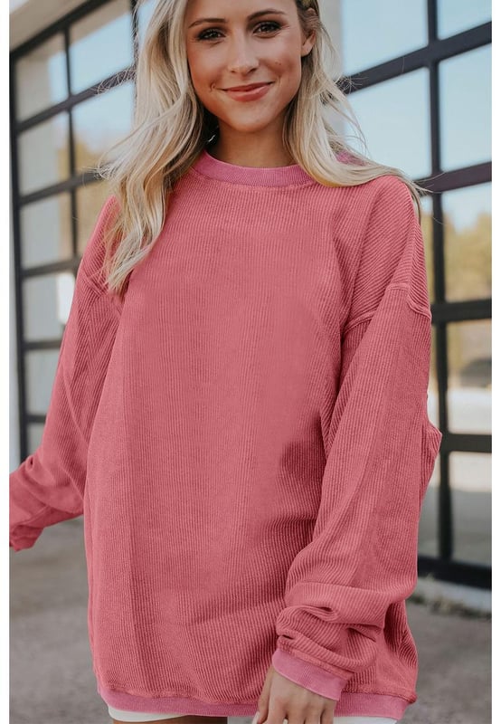Aardbeienroze Geribbelde Katoenen Oversized Sweatshirt  
Gemaakt van hoogwaardige materialen  
Geribbelde corded ontwerp  
Oversized pasvorm  
Geschikt voor zowel mannen als vrouwen  
Veelzijdig en eenvoudig te stylen  
Perfect om te loungen of uit te gaan met vrienden