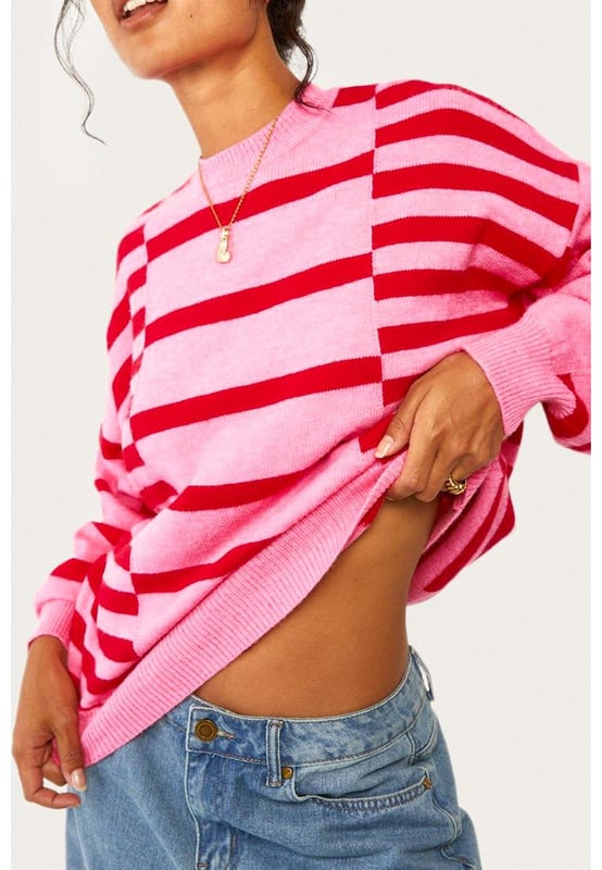 Patrón a rayas para un atractivo clásico pero moderno  
Mangas abullonadas y de moda para una silueta juguetona  
Diseño de hombro caído estiloso para un ajuste relajado  
Corte holgado para una vibra cómoda y desenfadada  
Alta elasticidad para un ajuste flexible y cómodo  
Material: 50% Viscosa, 28% Poliéster, 22% Poliamida