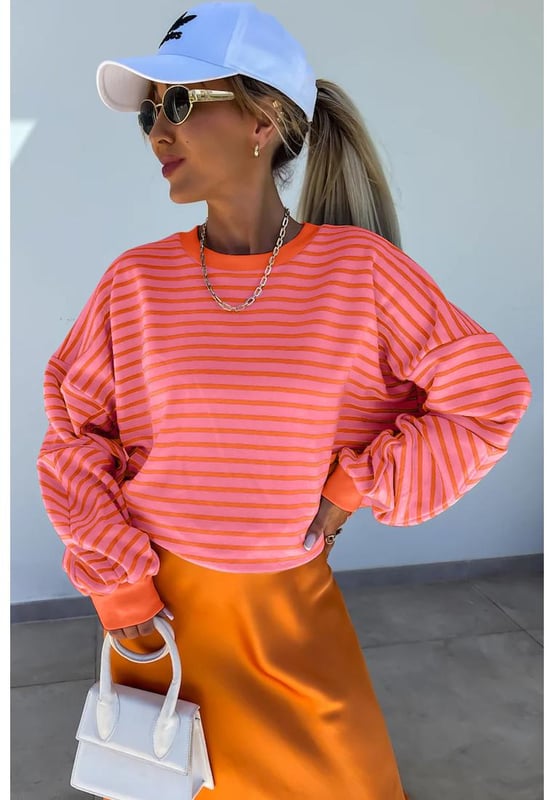 Sudadera a rayas para un estilo casual y chic.  
Diseño relajado con hombros caídos para un look moderno y desenfadado.  
Tejido suave y acogedor con cuello redondo clásico.  
Corte holgado para una silueta casual y relajada.  
Se combina fácilmente con tus pantalones favoritos.  
Material: 70% Poliéster, 25% Algodón, 5% Elastano.