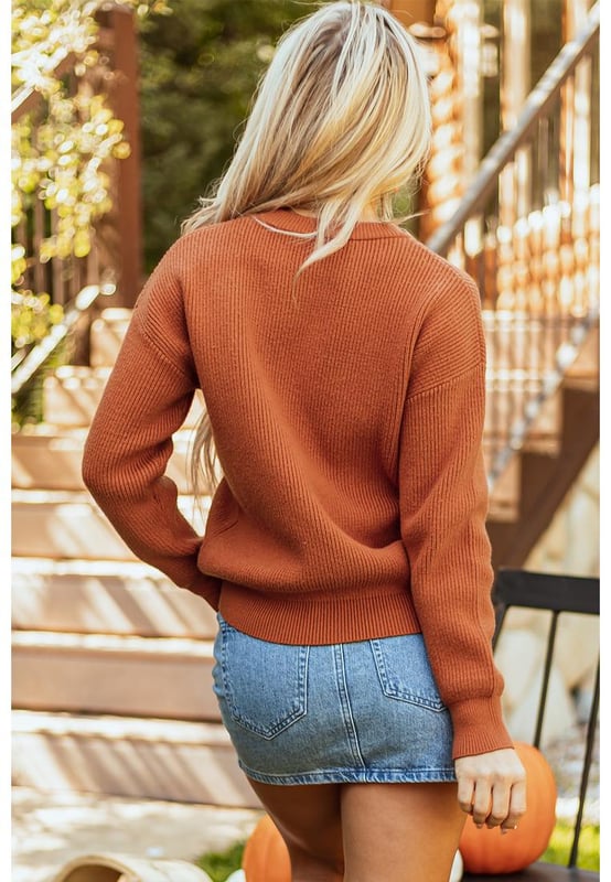 Suéter acogedor con un texto de 'hello pumpkin' en una fuente cursiva  
Tejido de textura suave para una sensación cómoda  
Perfecto para el otoño, añadiendo un toque de estilo estacional  
Pieza versátil para salidas informales o noches acogedoras en casa  
Compra de nuestra colección de suéteres dropship con diseños únicos  
Consulta nuestra tabla de tallas para encontrar tu tamaño perfecto  
Material: 50% Viscosa, 28% Poliéster, 22% Poliamida