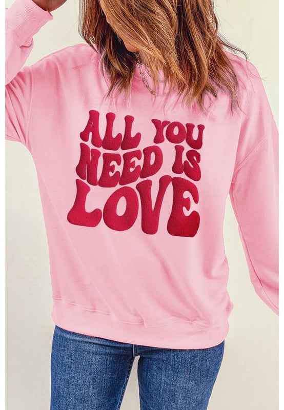 Sudadera estampada en rosa con el eslogan 'ALL YOU NEED IS LOVE' para San Valentín  
Una prenda conmovedora para la temporada del amor  
El eslogan de San Valentín captura el espíritu romántico de la festividad  
Ajuste cómodo adecuado para el uso diario o ocasiones especiales  
Combínala con jeans o pantalones informales  
Diseñada para múltiples Días de San Valentín en el futuro  
Material: 50% Poliéster 50% Algodón