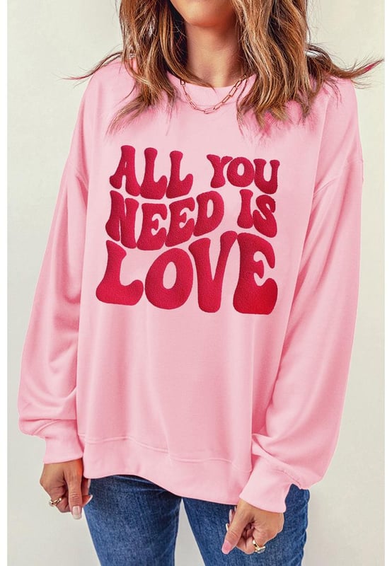 Sudadera estampada en rosa con el eslogan 'ALL YOU NEED IS LOVE' para San Valentín  
Una prenda conmovedora para la temporada del amor  
El eslogan de San Valentín captura el espíritu romántico de la festividad  
Ajuste cómodo adecuado para el uso diario o ocasiones especiales  
Combínala con jeans o pantalones informales  
Diseñada para múltiples Días de San Valentín en el futuro  
Material: 50% Poliéster 50% Algodón