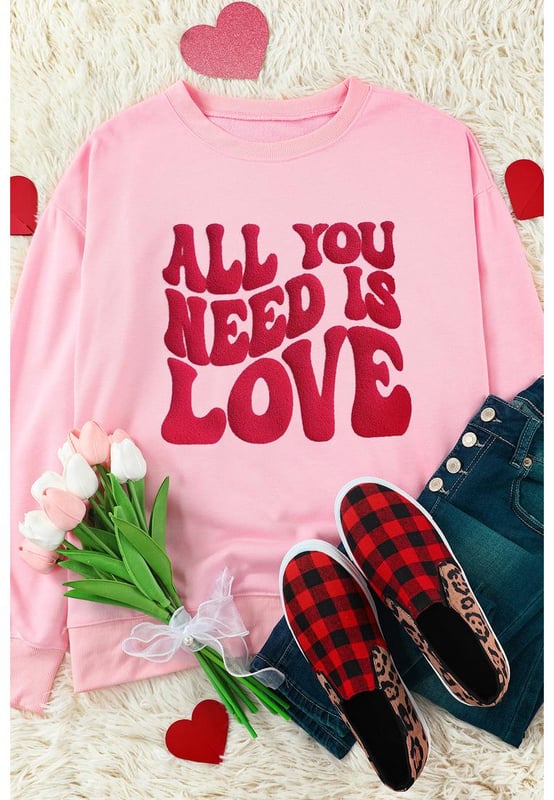 Sudadera estampada en rosa con el eslogan 'ALL YOU NEED IS LOVE' para San Valentín  
Una prenda conmovedora para la temporada del amor  
El eslogan de San Valentín captura el espíritu romántico de la festividad  
Ajuste cómodo adecuado para el uso diario o ocasiones especiales  
Combínala con jeans o pantalones informales  
Diseñada para múltiples Días de San Valentín en el futuro  
Material: 50% Poliéster 50% Algodón
