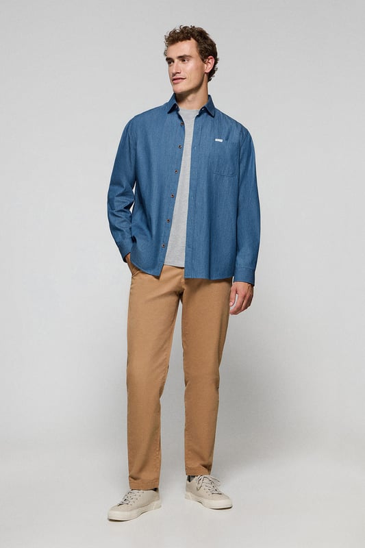 Dieses Denimhemd ist Teil unserer Denim Kollektion. Mit seinem Chambray-Denim-Stoff ist es ein ideales Basic für den Kleiderschrank. Es hat einen französischen Kragen, eine normale Passform und eine Brusttasche mit dem unverwechselbaren Polo Club Etikett. Knopfverschluss mit Logoknöpfen aus Holz, wobei der letzte Knopf waagerecht genäht ist. Die Innenseite des Kragens und der Manschetten sind mit einem kontrastierenden, bedruckten Stoff und farblich abgestimmten Fischgrätennähten abgesetzt. Die Details an den Seiten und die Hängelasche an der Passe aus demselben Stoff vervollständigen dieses einzigartige Kleidungsstück.