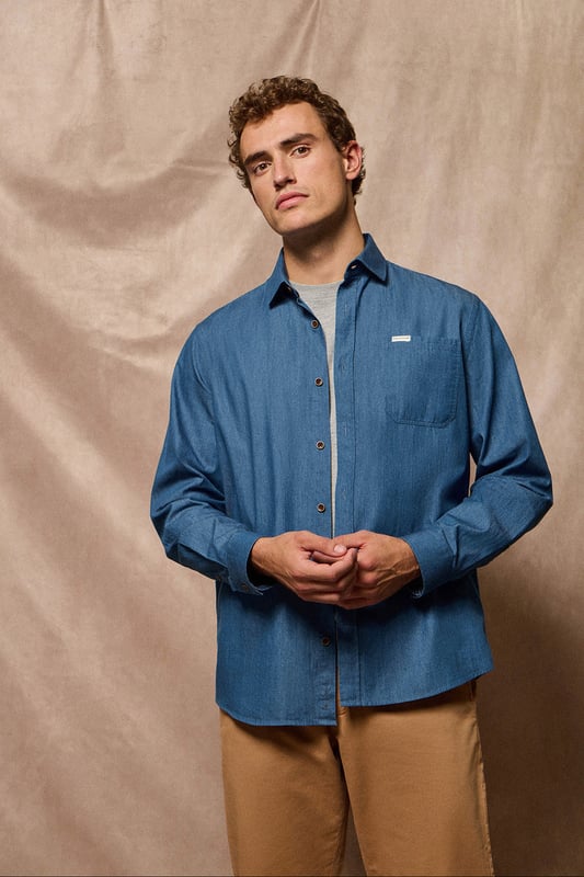 Dieses Denimhemd ist Teil unserer Denim Kollektion. Mit seinem Chambray-Denim-Stoff ist es ein ideales Basic für den Kleiderschrank. Es hat einen französischen Kragen, eine normale Passform und eine Brusttasche mit dem unverwechselbaren Polo Club Etikett. Knopfverschluss mit Logoknöpfen aus Holz, wobei der letzte Knopf waagerecht genäht ist. Die Innenseite des Kragens und der Manschetten sind mit einem kontrastierenden, bedruckten Stoff und farblich abgestimmten Fischgrätennähten abgesetzt. Die Details an den Seiten und die Hängelasche an der Passe aus demselben Stoff vervollständigen dieses einzigartige Kleidungsstück.