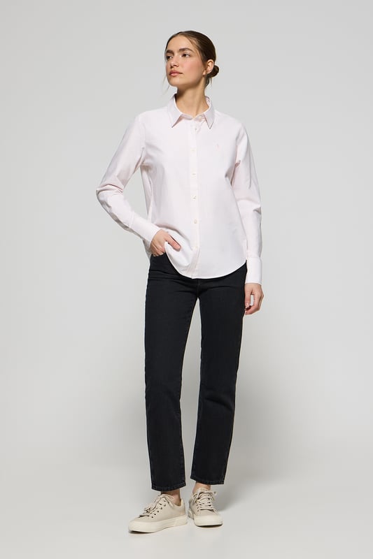 Unser Regular-Fit-Hemd für Damen ist für alle gedacht, die Stil und Komfort suchen. Es ist aus gestreifter Oxford-Baumwolle gefertigt und bietet eine strapazierfähige Textur und ein elegantes Finish. Der französische Kragen verleiht dem Hemd eine raffinierte Note, während kontrastierende Paspeln an der Innenseite des Kragens das Design akzentuieren. Logo-Knöpfe an den Manschetten und am Knopfverschluss. Das kontrastfarbene gestickte Rigby Go Logo auf der Brust verleiht dem Hemd einen einzigartigen und unverwechselbaren Touch.