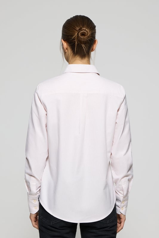 Unser Regular-Fit-Hemd für Damen ist für alle gedacht, die Stil und Komfort suchen. Es ist aus gestreifter Oxford-Baumwolle gefertigt und bietet eine strapazierfähige Textur und ein elegantes Finish. Der französische Kragen verleiht dem Hemd eine raffinierte Note, während kontrastierende Paspeln an der Innenseite des Kragens das Design akzentuieren. Logo-Knöpfe an den Manschetten und am Knopfverschluss. Das kontrastfarbene gestickte Rigby Go Logo auf der Brust verleiht dem Hemd einen einzigartigen und unverwechselbaren Touch.