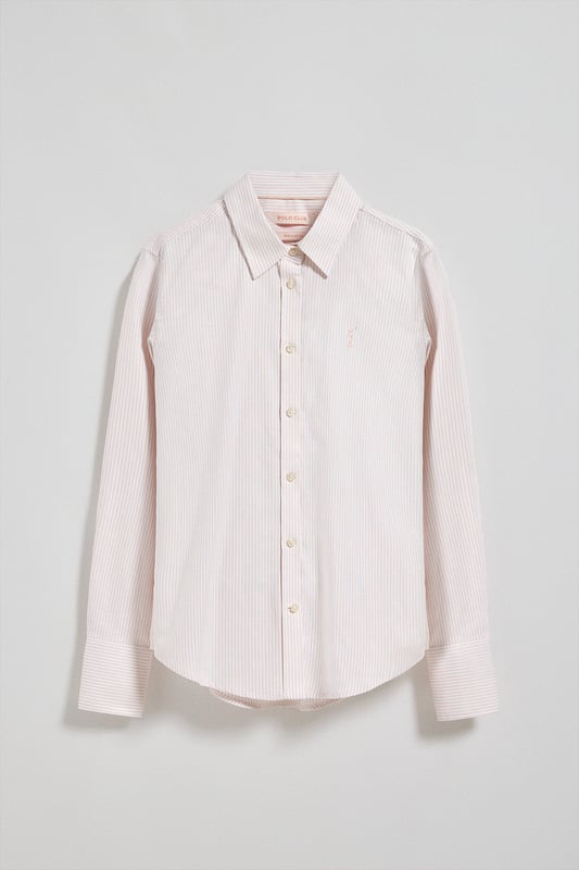 Unser Regular-Fit-Hemd für Damen ist für alle gedacht, die Stil und Komfort suchen. Es ist aus gestreifter Oxford-Baumwolle gefertigt und bietet eine strapazierfähige Textur und ein elegantes Finish. Der französische Kragen verleiht dem Hemd eine raffinierte Note, während kontrastierende Paspeln an der Innenseite des Kragens das Design akzentuieren. Logo-Knöpfe an den Manschetten und am Knopfverschluss. Das kontrastfarbene gestickte Rigby Go Logo auf der Brust verleiht dem Hemd einen einzigartigen und unverwechselbaren Touch.