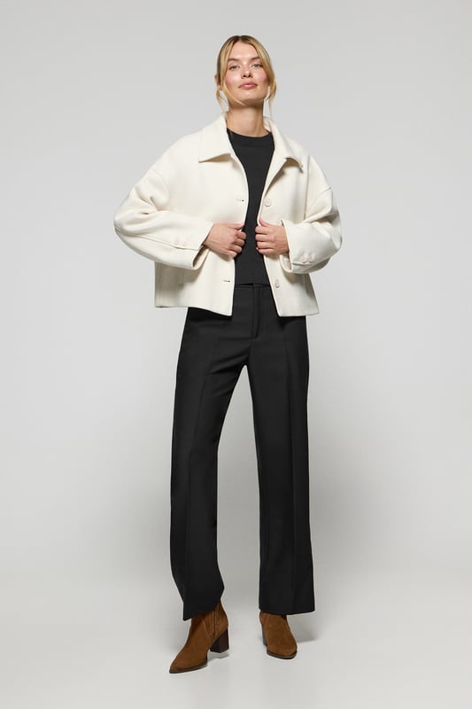 Unsere Lita Kurzjacke für Damen aus einem Woll-Polyester-Gemisch ist das ideale Kleidungsstück für einen modernen und eleganten Look. Der klassische Reverskragen und der Knopfverschluss mit Logoknöpfen auf der Vorderseite verleihen ihr eine raffinierte Note. Mit zwei praktischen Taschen auf der Vorderseite. Das Polo Club Logo auf der Passe verleiht ihr einen exklusiven Touch. Diese Jacke ist ein unverzichtbares Kleidungsstück, das perfekt zu Anzughosen oder, für einen legeren Look, zu Jeans mit hoher Taille passt.