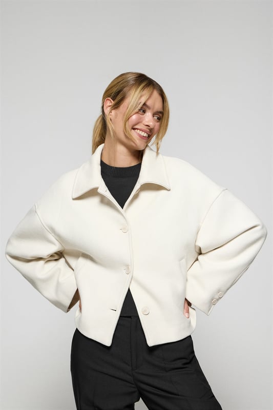 Unsere Lita Kurzjacke für Damen aus einem Woll-Polyester-Gemisch ist das ideale Kleidungsstück für einen modernen und eleganten Look. Der klassische Reverskragen und der Knopfverschluss mit Logoknöpfen auf der Vorderseite verleihen ihr eine raffinierte Note. Mit zwei praktischen Taschen auf der Vorderseite. Das Polo Club Logo auf der Passe verleiht ihr einen exklusiven Touch. Diese Jacke ist ein unverzichtbares Kleidungsstück, das perfekt zu Anzughosen oder, für einen legeren Look, zu Jeans mit hoher Taille passt.