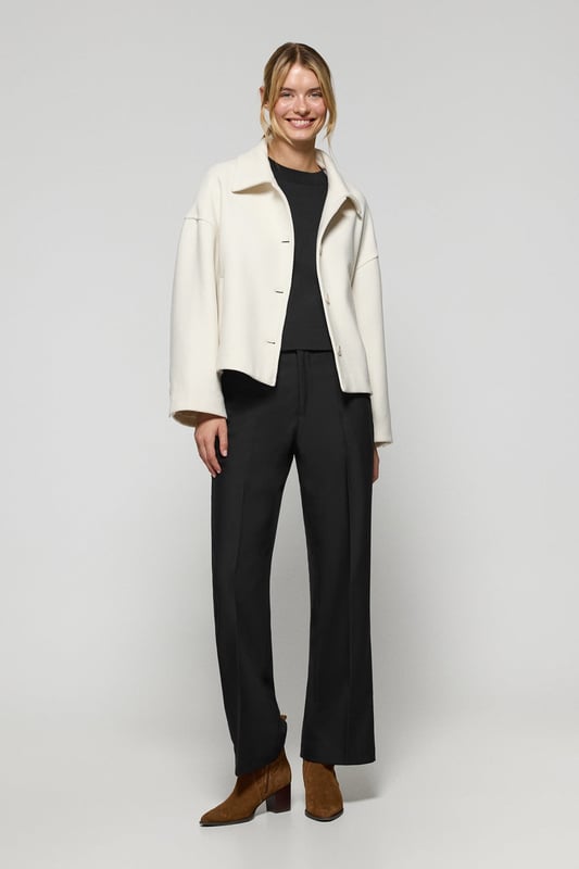 Unsere Lita Kurzjacke für Damen aus einem Woll-Polyester-Gemisch ist das ideale Kleidungsstück für einen modernen und eleganten Look. Der klassische Reverskragen und der Knopfverschluss mit Logoknöpfen auf der Vorderseite verleihen ihr eine raffinierte Note. Mit zwei praktischen Taschen auf der Vorderseite. Das Polo Club Logo auf der Passe verleiht ihr einen exklusiven Touch. Diese Jacke ist ein unverzichtbares Kleidungsstück, das perfekt zu Anzughosen oder, für einen legeren Look, zu Jeans mit hoher Taille passt.