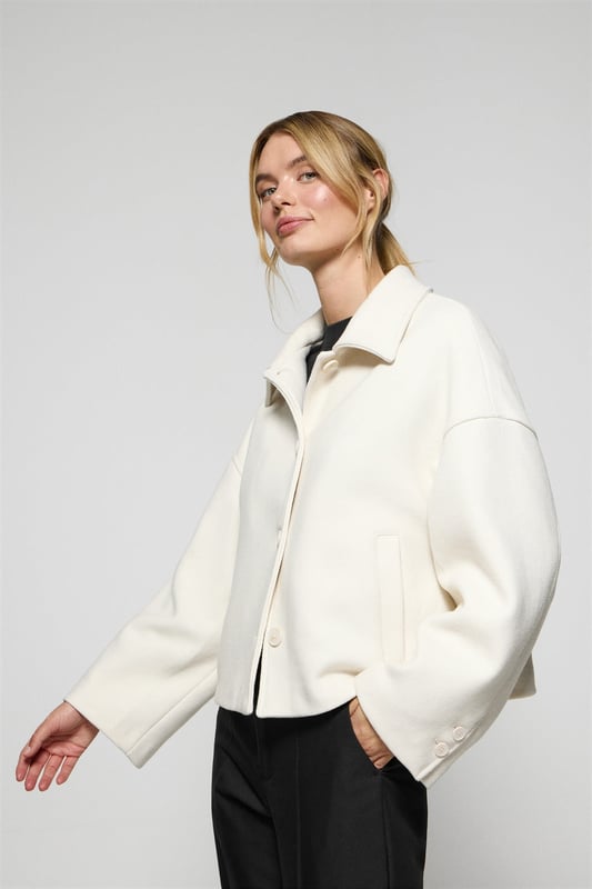 Unsere Lita Kurzjacke für Damen aus einem Woll-Polyester-Gemisch ist das ideale Kleidungsstück für einen modernen und eleganten Look. Der klassische Reverskragen und der Knopfverschluss mit Logoknöpfen auf der Vorderseite verleihen ihr eine raffinierte Note. Mit zwei praktischen Taschen auf der Vorderseite. Das Polo Club Logo auf der Passe verleiht ihr einen exklusiven Touch. Diese Jacke ist ein unverzichtbares Kleidungsstück, das perfekt zu Anzughosen oder, für einen legeren Look, zu Jeans mit hoher Taille passt.