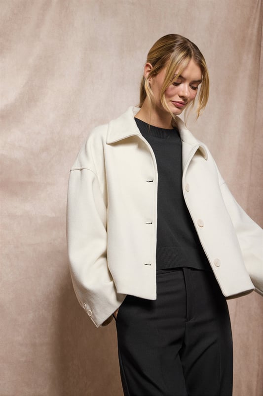 Unsere Lita Kurzjacke für Damen aus einem Woll-Polyester-Gemisch ist das ideale Kleidungsstück für einen modernen und eleganten Look. Der klassische Reverskragen und der Knopfverschluss mit Logoknöpfen auf der Vorderseite verleihen ihr eine raffinierte Note. Mit zwei praktischen Taschen auf der Vorderseite. Das Polo Club Logo auf der Passe verleiht ihr einen exklusiven Touch. Diese Jacke ist ein unverzichtbares Kleidungsstück, das perfekt zu Anzughosen oder, für einen legeren Look, zu Jeans mit hoher Taille passt.