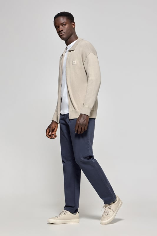 Entdecken Sie die perfekte Kombination aus Komfort und Vielseitigkeit mit unserer Strickjacke mit Reißverschluss für Herren. Der gerippte Polokragen bietet einen modernen, raffinierten Stil, während gerippte Details an den Ärmeln und am Saum für einen bequemen Sitz sorgen. Das farblich abgestimmte Nahtband am Kragen mit dem Polo Club Logo sowie der gummierte Twill-Aufnäher auf der Brust sorgen für einen unverwechselbaren und stilvollen Touch. Ein ideales Kleidungsstück für jede Gelegenheit, von legeren Anlässen bis hin zu formelleren Zusammenkünften.