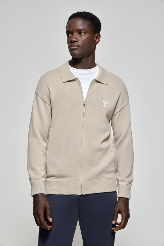 Entdecken Sie die perfekte Kombination aus Komfort und Vielseitigkeit mit unserer Strickjacke mit Reißverschluss für Herren. Der gerippte Polokragen bietet einen modernen, raffinierten Stil, während gerippte Details an den Ärmeln und am Saum für einen bequemen Sitz sorgen. Das farblich abgestimmte Nahtband am Kragen mit dem Polo Club Logo sowie der gummierte Twill-Aufnäher auf der Brust sorgen für einen unverwechselbaren und stilvollen Touch. Ein ideales Kleidungsstück für jede Gelegenheit, von legeren Anlässen bis hin zu formelleren Zusammenkünften.