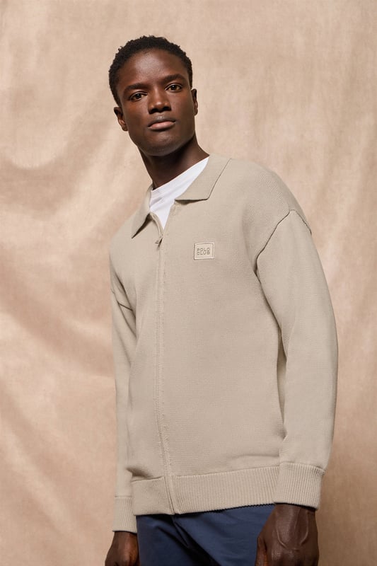Entdecken Sie die perfekte Kombination aus Komfort und Vielseitigkeit mit unserer Strickjacke mit Reißverschluss für Herren. Der gerippte Polokragen bietet einen modernen, raffinierten Stil, während gerippte Details an den Ärmeln und am Saum für einen bequemen Sitz sorgen. Das farblich abgestimmte Nahtband am Kragen mit dem Polo Club Logo sowie der gummierte Twill-Aufnäher auf der Brust sorgen für einen unverwechselbaren und stilvollen Touch. Ein ideales Kleidungsstück für jede Gelegenheit, von legeren Anlässen bis hin zu formelleren Zusammenkünften.