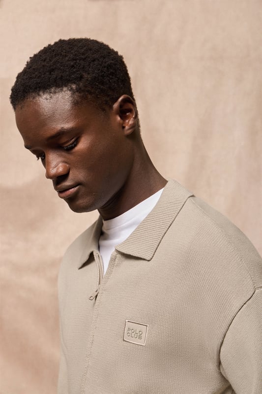 Entdecken Sie die perfekte Kombination aus Komfort und Vielseitigkeit mit unserer Strickjacke mit Reißverschluss für Herren. Der gerippte Polokragen bietet einen modernen, raffinierten Stil, während gerippte Details an den Ärmeln und am Saum für einen bequemen Sitz sorgen. Das farblich abgestimmte Nahtband am Kragen mit dem Polo Club Logo sowie der gummierte Twill-Aufnäher auf der Brust sorgen für einen unverwechselbaren und stilvollen Touch. Ein ideales Kleidungsstück für jede Gelegenheit, von legeren Anlässen bis hin zu formelleren Zusammenkünften.