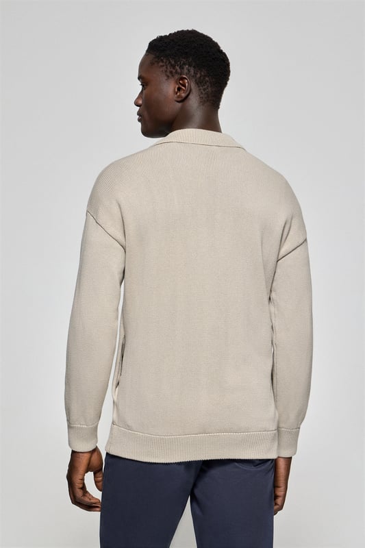 Entdecken Sie die perfekte Kombination aus Komfort und Vielseitigkeit mit unserer Strickjacke mit Reißverschluss für Herren. Der gerippte Polokragen bietet einen modernen, raffinierten Stil, während gerippte Details an den Ärmeln und am Saum für einen bequemen Sitz sorgen. Das farblich abgestimmte Nahtband am Kragen mit dem Polo Club Logo sowie der gummierte Twill-Aufnäher auf der Brust sorgen für einen unverwechselbaren und stilvollen Touch. Ein ideales Kleidungsstück für jede Gelegenheit, von legeren Anlässen bis hin zu formelleren Zusammenkünften.