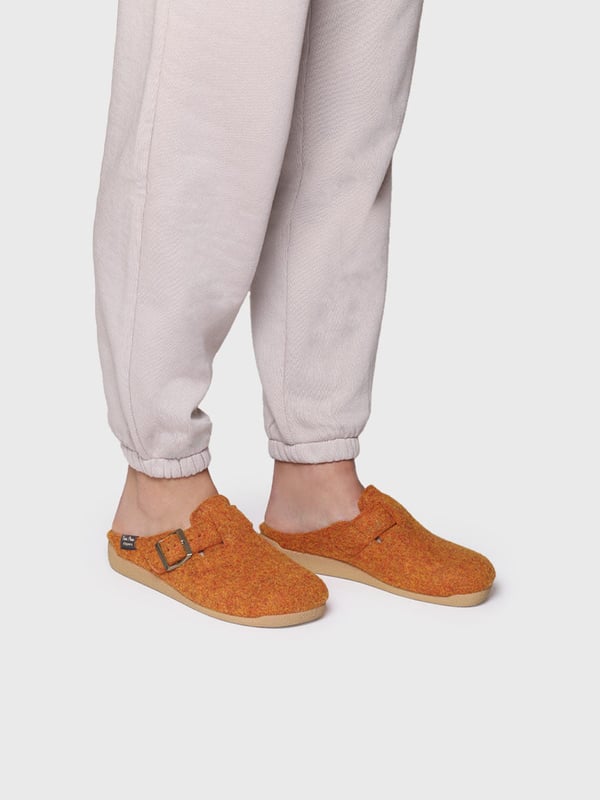 Toni Pons Toni Pons MIMA-FP Womens Slippers Taronja

 Upper Material: Felt

Lining Material: Faux Fur

Sole Material: Rubber

Closure/Fastening: Slip-On

Features: Comfort,Breathable

Toe Shape: Round

Shoe Width: Regular

Item Weight: 0.5 KG

Heel Height: Flat (Under 2.5cm)

Slipper Style: Mule

Gift Boxed: No
Product Code: MIMA-FP-TARONJA