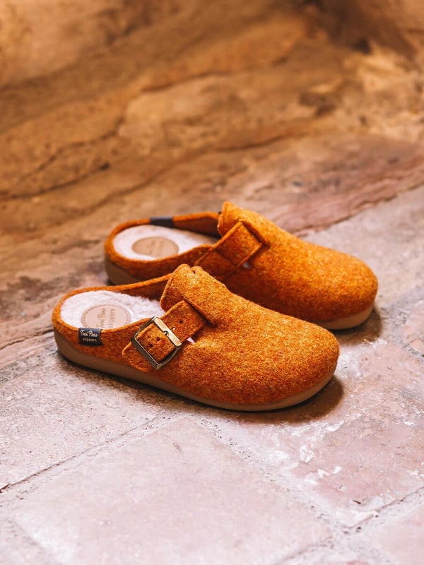 Toni Pons Toni Pons MIMA-FP Womens Slippers Taronja

 Upper Material: Felt

Lining Material: Faux Fur

Sole Material: Rubber

Closure/Fastening: Slip-On

Features: Comfort,Breathable

Toe Shape: Round

Shoe Width: Regular

Item Weight: 0.5 KG

Heel Height: Flat (Under 2.5cm)

Slipper Style: Mule

Gift Boxed: No
Product Code: MIMA-FP-TARONJA