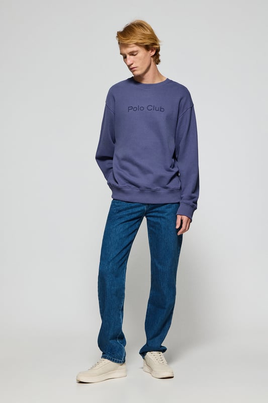Dieses Herren-Sweatshirt mit Rundhalsausschnitt aus weicher Baumwolle ist ein Must-have für Ihre Garderobe. Seine lockere Passform bietet Komfort und Stil, ideal für alle, die einen lässigen, urbanen Look suchen. Der Rundhalsausschnitt, die Ärmelbündchen und der Bund sind für eine optimale Passform gerippt. Kontrastfarbenes Nahtband an der Innenseite des Kragens. Die flauschige Innenseite bietet ein warmes und weiches Tragegefühl, perfekt für kühlere Tage. Das gummierte Polo Club Logo ist auf die Farbe des Sweatshirts abgestimmt und sorgt für ein minimalistisches und raffiniertes Design. Dieses Kleidungsstück lässt sich ideal mit Jeans oder Chinohosen kombinieren, um einen lässigen Stil mit einem raffinierten Touch zu erzielen.