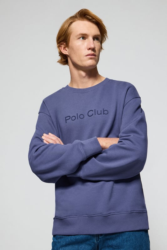 Dieses Herren-Sweatshirt mit Rundhalsausschnitt aus weicher Baumwolle ist ein Must-have für Ihre Garderobe. Seine lockere Passform bietet Komfort und Stil, ideal für alle, die einen lässigen, urbanen Look suchen. Der Rundhalsausschnitt, die Ärmelbündchen und der Bund sind für eine optimale Passform gerippt. Kontrastfarbenes Nahtband an der Innenseite des Kragens. Die flauschige Innenseite bietet ein warmes und weiches Tragegefühl, perfekt für kühlere Tage. Das gummierte Polo Club Logo ist auf die Farbe des Sweatshirts abgestimmt und sorgt für ein minimalistisches und raffiniertes Design. Dieses Kleidungsstück lässt sich ideal mit Jeans oder Chinohosen kombinieren, um einen lässigen Stil mit einem raffinierten Touch zu erzielen.