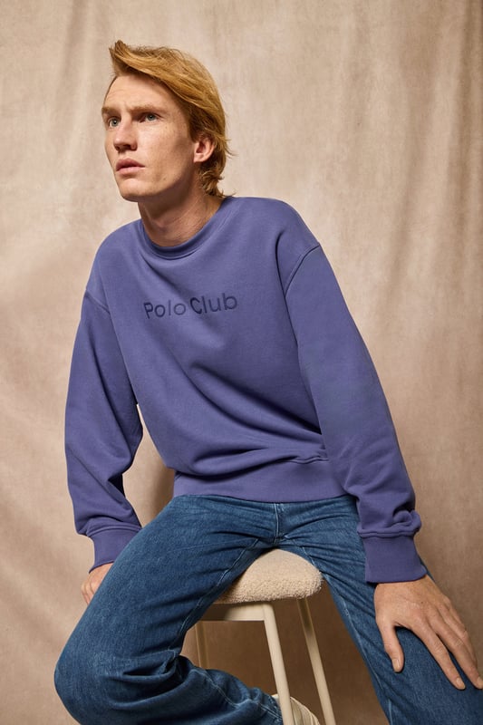 Dieses Herren-Sweatshirt mit Rundhalsausschnitt aus weicher Baumwolle ist ein Must-have für Ihre Garderobe. Seine lockere Passform bietet Komfort und Stil, ideal für alle, die einen lässigen, urbanen Look suchen. Der Rundhalsausschnitt, die Ärmelbündchen und der Bund sind für eine optimale Passform gerippt. Kontrastfarbenes Nahtband an der Innenseite des Kragens. Die flauschige Innenseite bietet ein warmes und weiches Tragegefühl, perfekt für kühlere Tage. Das gummierte Polo Club Logo ist auf die Farbe des Sweatshirts abgestimmt und sorgt für ein minimalistisches und raffiniertes Design. Dieses Kleidungsstück lässt sich ideal mit Jeans oder Chinohosen kombinieren, um einen lässigen Stil mit einem raffinierten Touch zu erzielen.