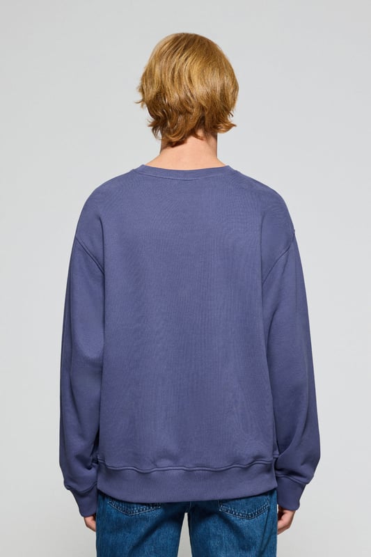 Dieses Herren-Sweatshirt mit Rundhalsausschnitt aus weicher Baumwolle ist ein Must-have für Ihre Garderobe. Seine lockere Passform bietet Komfort und Stil, ideal für alle, die einen lässigen, urbanen Look suchen. Der Rundhalsausschnitt, die Ärmelbündchen und der Bund sind für eine optimale Passform gerippt. Kontrastfarbenes Nahtband an der Innenseite des Kragens. Die flauschige Innenseite bietet ein warmes und weiches Tragegefühl, perfekt für kühlere Tage. Das gummierte Polo Club Logo ist auf die Farbe des Sweatshirts abgestimmt und sorgt für ein minimalistisches und raffiniertes Design. Dieses Kleidungsstück lässt sich ideal mit Jeans oder Chinohosen kombinieren, um einen lässigen Stil mit einem raffinierten Touch zu erzielen.