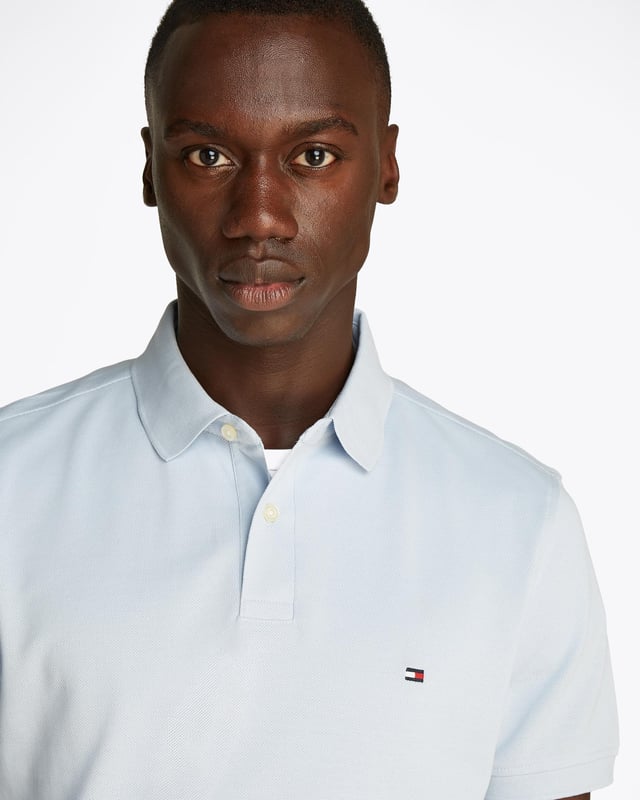 Med sin klassiska skärning och diskreta stil kommer denna piké polo att höja din smart-casual garderob.

Höjdpunkter
• Stretchig ekologisk bomullspiké
• Polokrage
• Tvåknapps-förslutning
• Tommy Hilfiger-logotyp
• Tommy Hilfiger-flaggbroderi på bröstet

Form & passform
• Regular fit

Sammansättning & skötsel
• 96% ekologisk bomull, 4% elastan

Stil
MW0MW17770