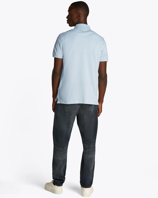 Med sin klassiska skärning och diskreta stil kommer denna piké polo att höja din smart-casual garderob.

Höjdpunkter
• Stretchig ekologisk bomullspiké
• Polokrage
• Tvåknapps-förslutning
• Tommy Hilfiger-logotyp
• Tommy Hilfiger-flaggbroderi på bröstet

Form & passform
• Regular fit

Sammansättning & skötsel
• 96% ekologisk bomull, 4% elastan

Stil
MW0MW17770
