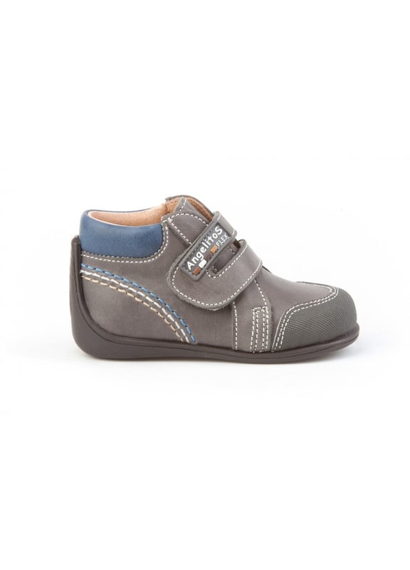 Una línea actual. Cómodos y blanditos, perfectos para los pies de los más pequeños. Zapato tipo botita con el talón más alto fabricado en piel. La parte interior está fabricada con forro de piel natural, protector de punteras y talones, planta con puente anatómico y suela de goma antideslizante. Neo Gateo es un sistema patentado de AngelitoS. La suela se adapta en el pie envolviendo desde la puntera hasta la parte más alta del tobillo, mejora su equilibrio y aporta una mayor estabilidad. Calzado diseñado y fabricado en España ideal para preandantes y niños que ya han empezado a dar sus primeros pasos.