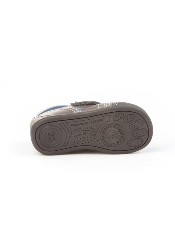 Una línea actual. Cómodos y blanditos, perfectos para los pies de los más pequeños. Zapato tipo botita con el talón más alto fabricado en piel. La parte interior está fabricada con forro de piel natural, protector de punteras y talones, planta con puente anatómico y suela de goma antideslizante. Neo Gateo es un sistema patentado de AngelitoS. La suela se adapta en el pie envolviendo desde la puntera hasta la parte más alta del tobillo, mejora su equilibrio y aporta una mayor estabilidad. Calzado diseñado y fabricado en España ideal para preandantes y niños que ya han empezado a dar sus primeros pasos.