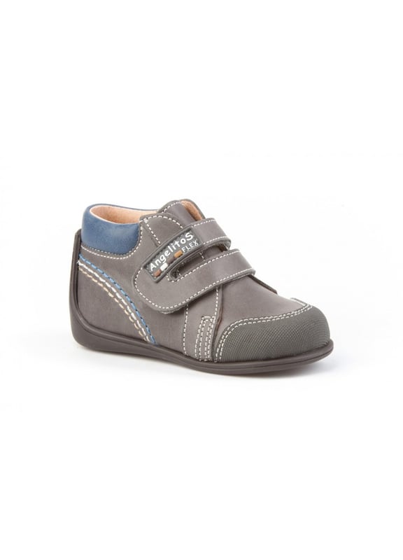 Una línea actual. Cómodos y blanditos, perfectos para los pies de los más pequeños. Zapato tipo botita con el talón más alto fabricado en piel. La parte interior está fabricada con forro de piel natural, protector de punteras y talones, planta con puente anatómico y suela de goma antideslizante. Neo Gateo es un sistema patentado de AngelitoS. La suela se adapta en el pie envolviendo desde la puntera hasta la parte más alta del tobillo, mejora su equilibrio y aporta una mayor estabilidad. Calzado diseñado y fabricado en España ideal para preandantes y niños que ya han empezado a dar sus primeros pasos.