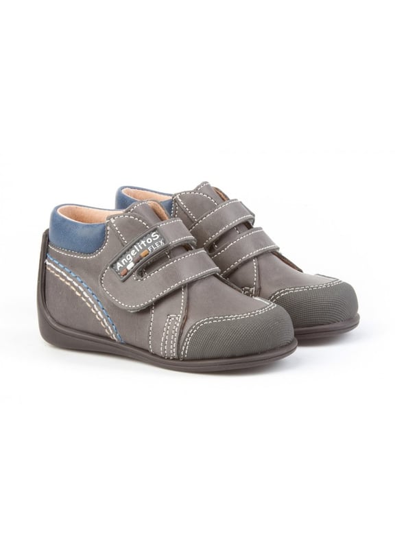 Una línea actual. Cómodos y blanditos, perfectos para los pies de los más pequeños. Zapato tipo botita con el talón más alto fabricado en piel. La parte interior está fabricada con forro de piel natural, protector de punteras y talones, planta con puente anatómico y suela de goma antideslizante. Neo Gateo es un sistema patentado de AngelitoS. La suela se adapta en el pie envolviendo desde la puntera hasta la parte más alta del tobillo, mejora su equilibrio y aporta una mayor estabilidad. Calzado diseñado y fabricado en España ideal para preandantes y niños que ya han empezado a dar sus primeros pasos.