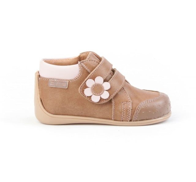Una línea actual. Cómodos y blanditos, perfectos para los pies de los más pequeños. Zapato tipo botita con el talón más alto fabricado en piel. La parte interior está fabricada con forro de piel natural, protector de punteras y talones, planta con puente anatómico y suela de goma antideslizante. Neo Gateo es un sistema patentado de AngelitoS. La suela se adapta en el pie envolviendo desde la puntera hasta la parte más alta del tobillo, mejora su equilibrio y aporta una mayor estabilidad. Calzado diseñado y fabricado en España ideal para preandantes y niños que ya han empezado a dar sus primeros pasos.