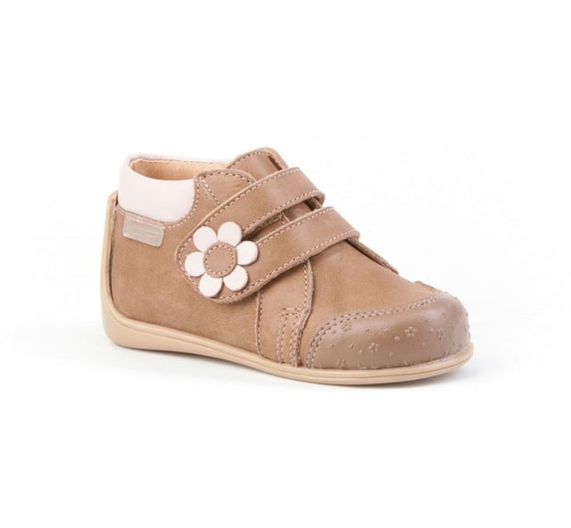 Una línea actual. Cómodos y blanditos, perfectos para los pies de los más pequeños. Zapato tipo botita con el talón más alto fabricado en piel. La parte interior está fabricada con forro de piel natural, protector de punteras y talones, planta con puente anatómico y suela de goma antideslizante. Neo Gateo es un sistema patentado de AngelitoS. La suela se adapta en el pie envolviendo desde la puntera hasta la parte más alta del tobillo, mejora su equilibrio y aporta una mayor estabilidad. Calzado diseñado y fabricado en España ideal para preandantes y niños que ya han empezado a dar sus primeros pasos.