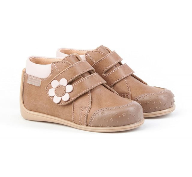 Una línea actual. Cómodos y blanditos, perfectos para los pies de los más pequeños. Zapato tipo botita con el talón más alto fabricado en piel. La parte interior está fabricada con forro de piel natural, protector de punteras y talones, planta con puente anatómico y suela de goma antideslizante. Neo Gateo es un sistema patentado de AngelitoS. La suela se adapta en el pie envolviendo desde la puntera hasta la parte más alta del tobillo, mejora su equilibrio y aporta una mayor estabilidad. Calzado diseñado y fabricado en España ideal para preandantes y niños que ya han empezado a dar sus primeros pasos.