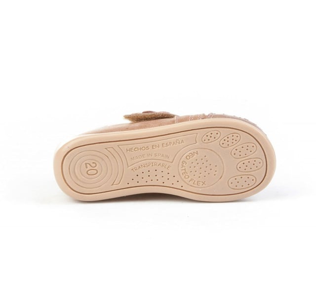 Una línea actual. Cómodos y blanditos, perfectos para los pies de los más pequeños. Zapato tipo botita con el talón más alto fabricado en piel. La parte interior está fabricada con forro de piel natural, protector de punteras y talones, planta con puente anatómico y suela de goma antideslizante. Neo Gateo es un sistema patentado de AngelitoS. La suela se adapta en el pie envolviendo desde la puntera hasta la parte más alta del tobillo, mejora su equilibrio y aporta una mayor estabilidad. Calzado diseñado y fabricado en España ideal para preandantes y niños que ya han empezado a dar sus primeros pasos.