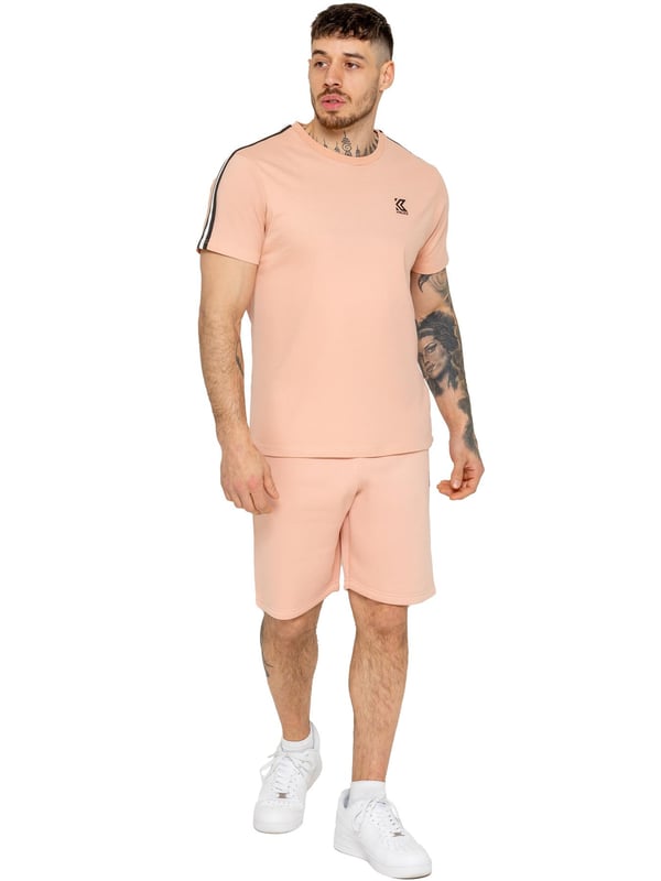 Verbessern Sie Ihren lässigen Look mit dem Kruze Herren Tape Tracksuit, der Komfort und Stil vereint. Das T-Shirt verfügt über einen gerippten Rundhalsausschnitt und Tape-Details an den Ärmeln für einen sportlichen Akzent, mit einem Kruze Gummidruck auf der Brust für den charakteristischen Stil. Die Fleece-Shorts haben einen regulären Schnitt, einen elastischen Bund mit Kordelzug und ein Tape-Design an den Seiten. Ein Kruze Gummidruck auf dem linken Oberschenkel sorgt für ein mutiges Finish, während das weiche Fleece-Futter für Komfort sorgt.