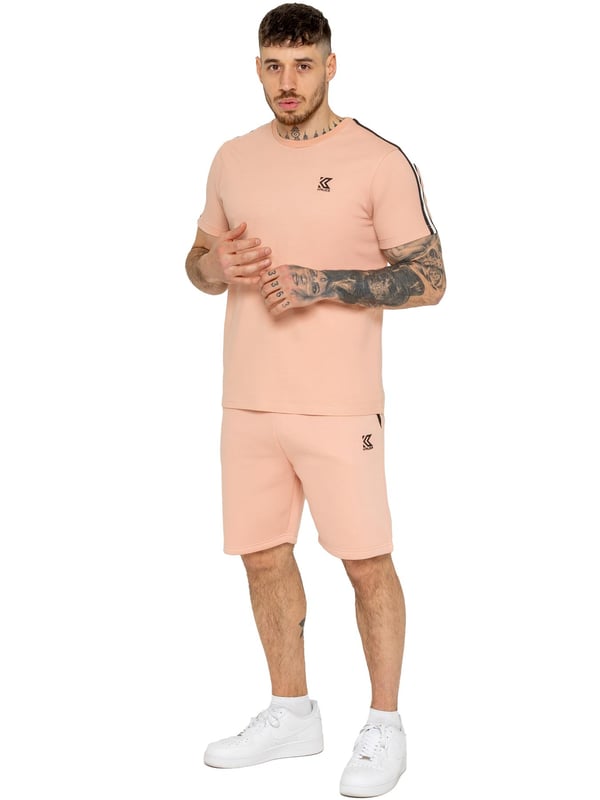 Verbessern Sie Ihren lässigen Look mit dem Kruze Herren Tape Tracksuit, der Komfort und Stil vereint. Das T-Shirt verfügt über einen gerippten Rundhalsausschnitt und Tape-Details an den Ärmeln für einen sportlichen Akzent, mit einem Kruze Gummidruck auf der Brust für den charakteristischen Stil. Die Fleece-Shorts haben einen regulären Schnitt, einen elastischen Bund mit Kordelzug und ein Tape-Design an den Seiten. Ein Kruze Gummidruck auf dem linken Oberschenkel sorgt für ein mutiges Finish, während das weiche Fleece-Futter für Komfort sorgt.