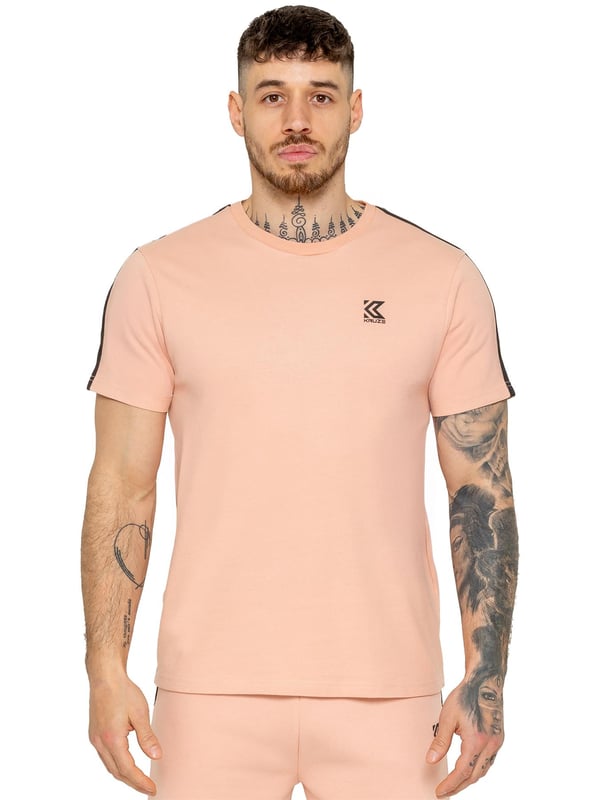 Verbessern Sie Ihren lässigen Look mit dem Kruze Herren Tape Tracksuit, der Komfort und Stil vereint. Das T-Shirt verfügt über einen gerippten Rundhalsausschnitt und Tape-Details an den Ärmeln für einen sportlichen Akzent, mit einem Kruze Gummidruck auf der Brust für den charakteristischen Stil. Die Fleece-Shorts haben einen regulären Schnitt, einen elastischen Bund mit Kordelzug und ein Tape-Design an den Seiten. Ein Kruze Gummidruck auf dem linken Oberschenkel sorgt für ein mutiges Finish, während das weiche Fleece-Futter für Komfort sorgt.