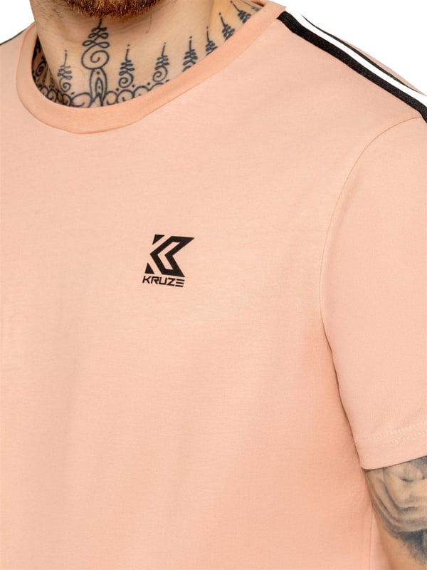 Verbessern Sie Ihren lässigen Look mit dem Kruze Herren Tape Tracksuit, der Komfort und Stil vereint. Das T-Shirt verfügt über einen gerippten Rundhalsausschnitt und Tape-Details an den Ärmeln für einen sportlichen Akzent, mit einem Kruze Gummidruck auf der Brust für den charakteristischen Stil. Die Fleece-Shorts haben einen regulären Schnitt, einen elastischen Bund mit Kordelzug und ein Tape-Design an den Seiten. Ein Kruze Gummidruck auf dem linken Oberschenkel sorgt für ein mutiges Finish, während das weiche Fleece-Futter für Komfort sorgt.