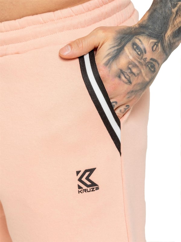 Verbessern Sie Ihren lässigen Look mit dem Kruze Herren Tape Tracksuit, der Komfort und Stil vereint. Das T-Shirt verfügt über einen gerippten Rundhalsausschnitt und Tape-Details an den Ärmeln für einen sportlichen Akzent, mit einem Kruze Gummidruck auf der Brust für den charakteristischen Stil. Die Fleece-Shorts haben einen regulären Schnitt, einen elastischen Bund mit Kordelzug und ein Tape-Design an den Seiten. Ein Kruze Gummidruck auf dem linken Oberschenkel sorgt für ein mutiges Finish, während das weiche Fleece-Futter für Komfort sorgt.