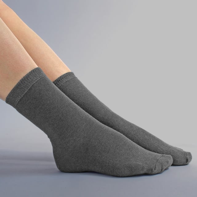 Sock Snob Kids 18 Pair Bulk Value Pack Colourful Cotton Socks: Upgrade your child's sock collection with this incredible bulk value pack of colourful socks. With 18 pairs in over 4 vibrant colours, these socks are a must-have for every child's wardrobe!. Designed with comfort in mind, these cotton socks are incredibly soft and cozy. The 55% cotton content ensures breathability, making them suitable for year-round wear. Whether it's keeping their feet cool in the summer or providing warmth in the winter, these socks have got your child covered. Not only do these socks offer exceptional comfort, but they also provide great value for money. With 18 pairs in a pack, you can easily stock up your little one's sock drawer for the entire year. These reliable socks are perfect for school, sports, and any other activities your child engages in. Choose from 8 vibrant colours and two sizes: 12-3 UK 1-4 US 31-36 EUR and 9-12 UK 10-1 US 27-31 EUR. Made from a blend of 55% Cotton, 25% Polyester, 18% Polyamide, and 2% Elastane, these socks are machine washable for easy care. Extra Product Details: Kids Colourful Socks Available in 4 Vibrant Colours 2 Size Options Soft and Comfortable 18 Pair Bulk Value Pack Unbeatable Value for Money Perfect for School and Casual Wear Machine Washable