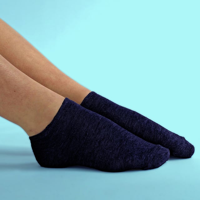 Pack de 24 pares de calcetines de algodón para niños de Snob Sock: ¿Buscas calcetines cómodos y duraderos para tus hijos? Nuestra sencilla gama de calcetines deportivos para niños ofrece una relación calidad-precio insuperable con 24 pares incluidos en cada paquete. Fabricados con un 75% de algodón, estos calcetines mantienen los pies de los más pequeños suaves y cómodos, tanto si los llevan de forma informal como si realizan actividades deportivas. El alto contenido de algodón también garantiza la transpirabilidad, permitiendo que el aire caliente escape y manteniendo los pies frescos y secos, por lo que son perfectos para el clima más cálido. . Diseñados para aumentar la comodidad, estos calcetines tobilleros presentan una costura lisa en la puntera para reducir la irritabilidad, por lo que son ideales para correr y hacer deporte. Disponibles en negro, gris y blanco, y en dos tallas: 9-12 UK y 12-3 UK, estos calcetines se pueden lavar a máquina para facilitar su cuidado. . Detalles adicionales del producto: - Calcetines entrenadores de algodón para niños - Paquete de 24 pares - Algodón suave - Absorben la humedad - Transpirables - Disponibles en negro, gris y blanco - 2 tallas en 9-12 UK y 12-3 UK - Lavables a máquina